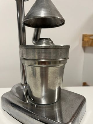 Antico spremiagrumi in metallo