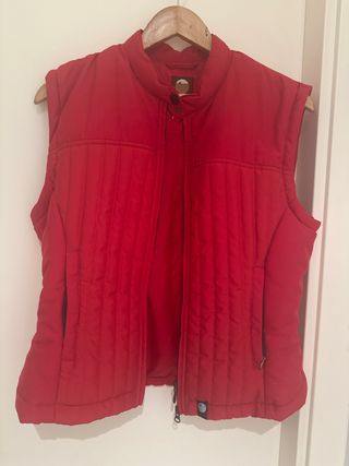 Chaleco hípico rojo, es una 38-40