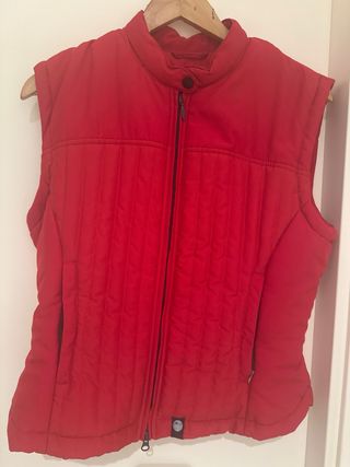 Chaleco hípico rojo, es una 38-40