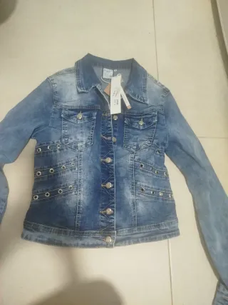 Chaqueta vaquera desgastada con tachuelas
