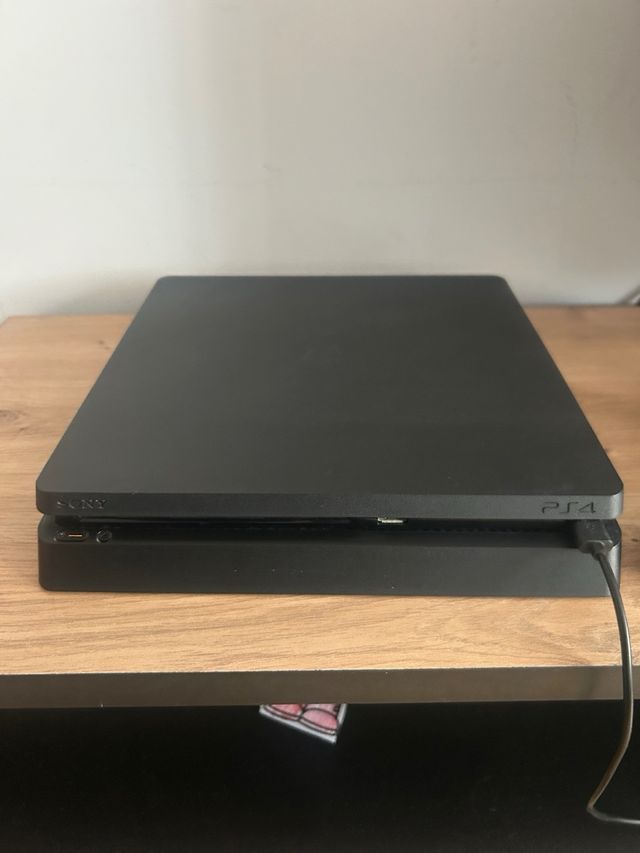 Consola PS4 Slim Negra + Mando