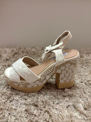 Sandalias cuña bordado boda sin estrenar