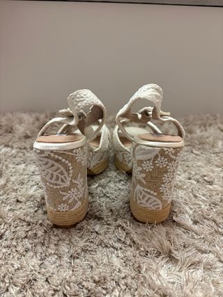 Sandalias cuña bordado boda sin estrenar