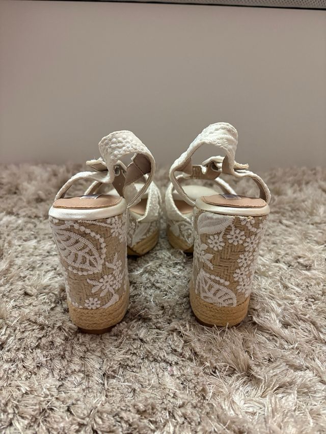 Sandalias cuña bordado boda sin estrenar