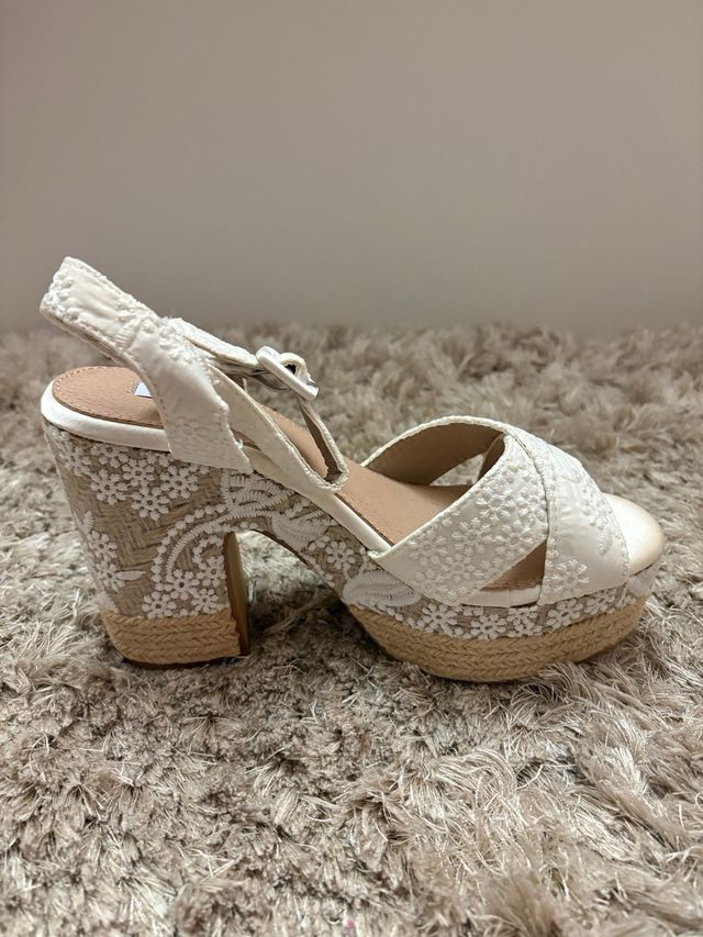 Sandalias cuña bordado boda sin estrenar