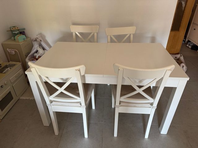 Mesa de comedor blanca con 4 sillas