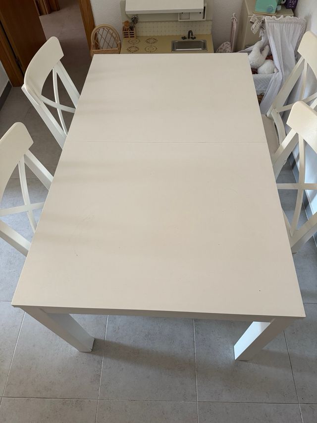 Mesa de comedor blanca con 4 sillas