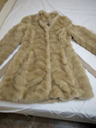 Abrigo piel sintética beige