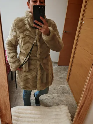 Abrigo piel sintética beige