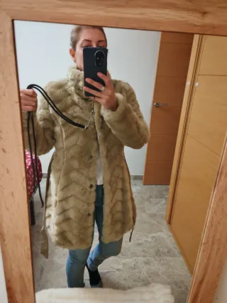 Abrigo piel sintética beige