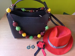 Bolso Negro, Collar, Pendientes, Broche y Sombrero