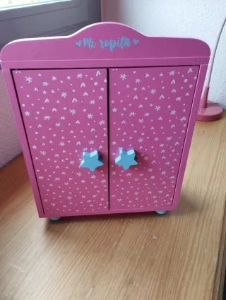 Armario de madera para muñecas El Corte Inglés.