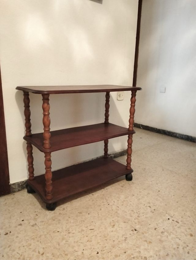 Mesa auxiliar de madera con ruedas. Hasta fin mes