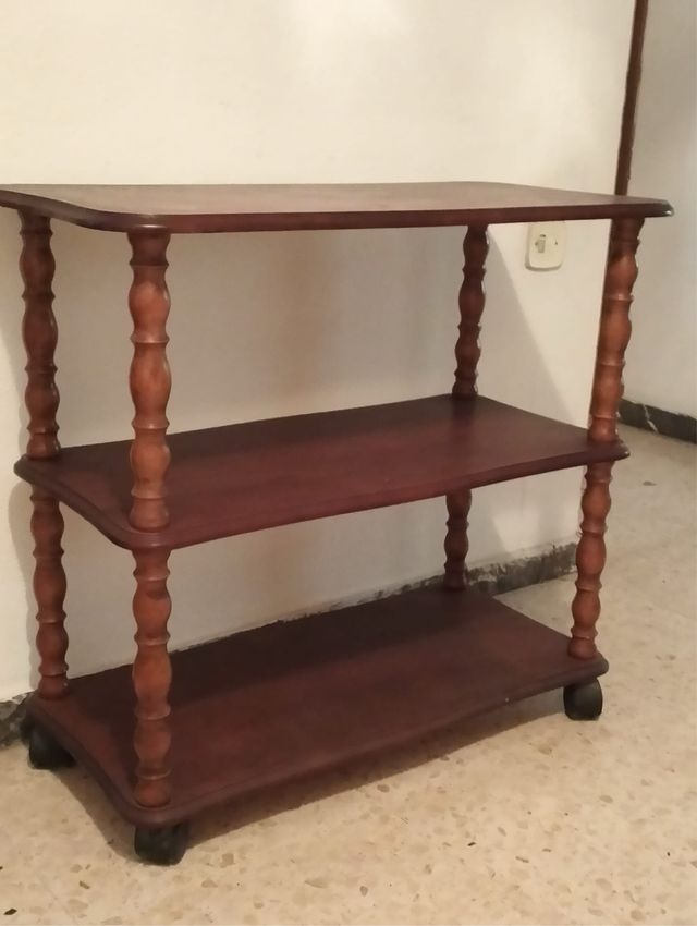 Mesa auxiliar de madera con ruedas. Hasta fin mes