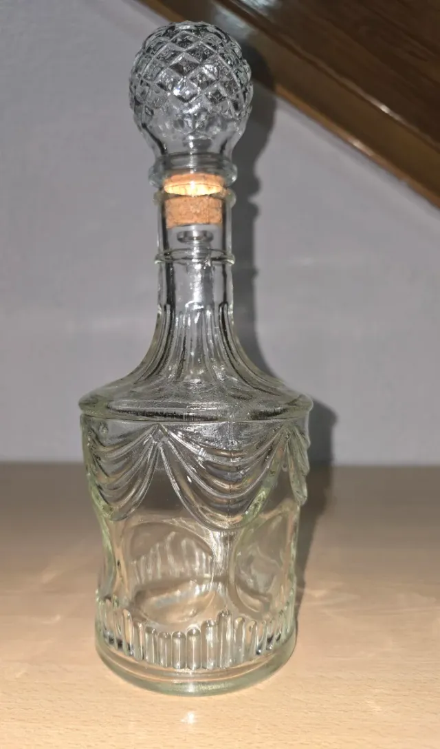 Botella de cristal antigua decorada