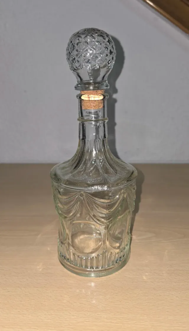 Botella de cristal antigua decorada