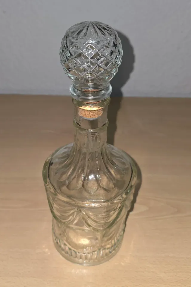 Botella de cristal antigua decorada