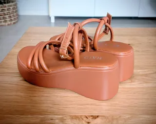Sandalias cuña RAID marrones. Sólo 1 uso