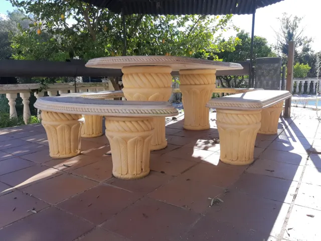 Mesa y bancos de piedra exterior preciosa