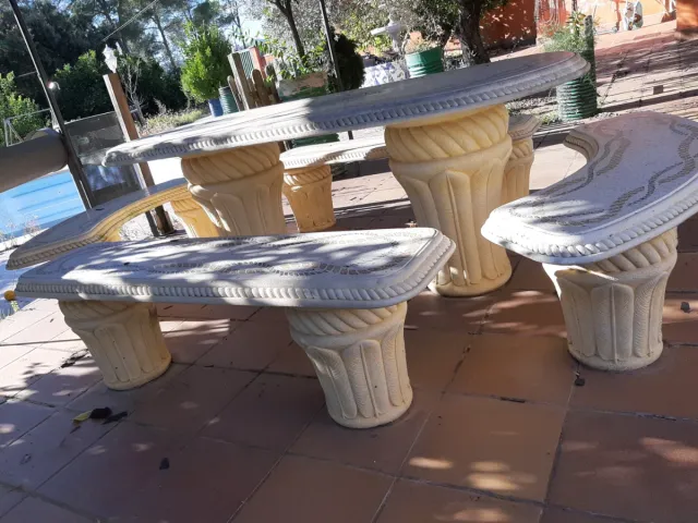 Mesa y bancos de piedra exterior preciosa