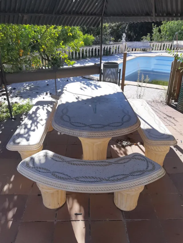 Mesa y bancos de piedra exterior preciosa