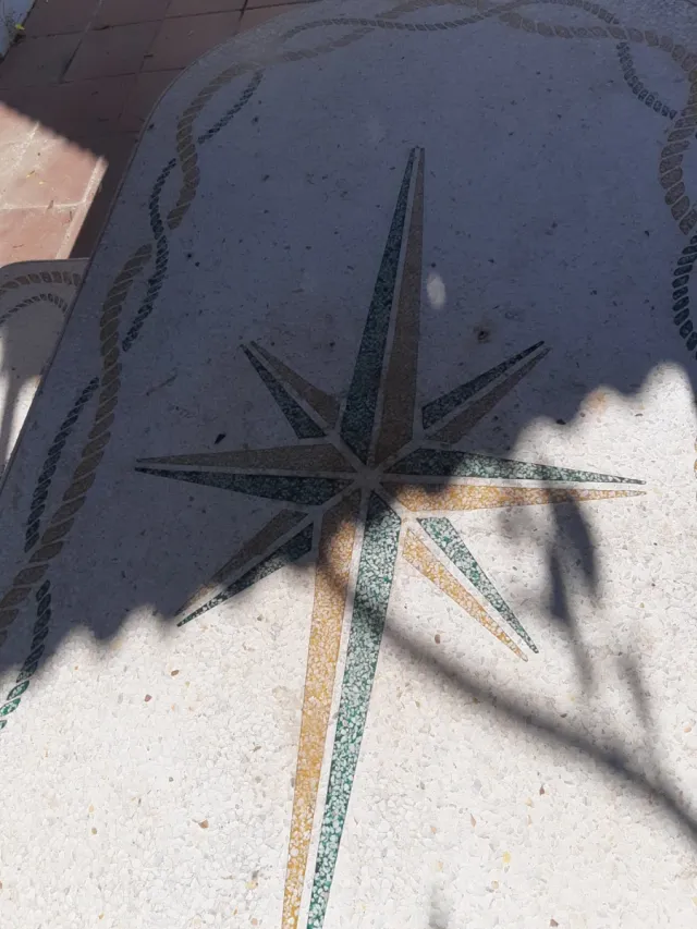 Mesa y bancos de piedra exterior preciosa