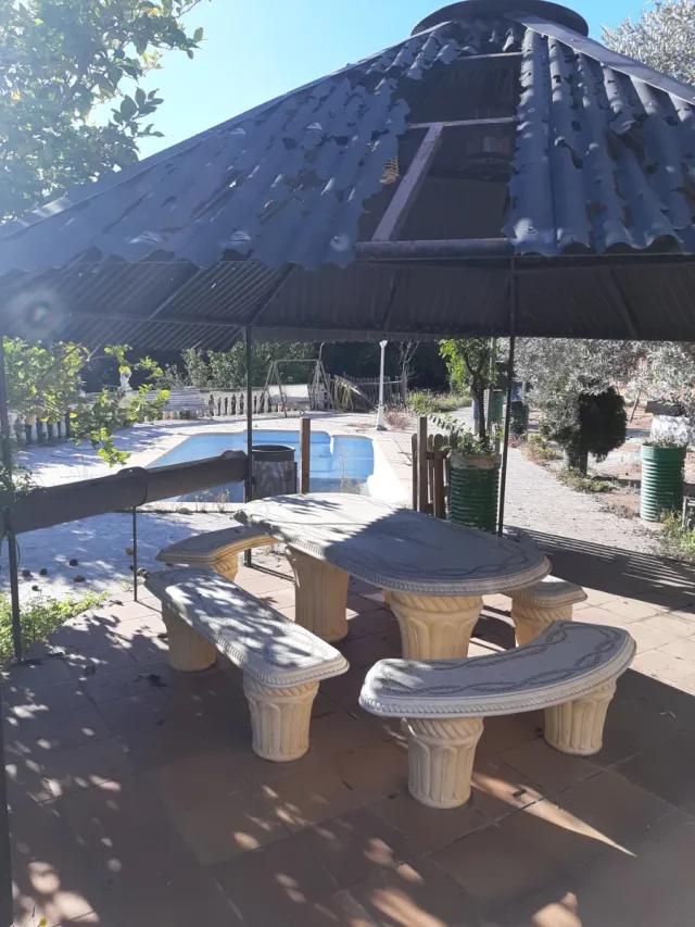 Mesa y bancos de piedra exterior preciosa