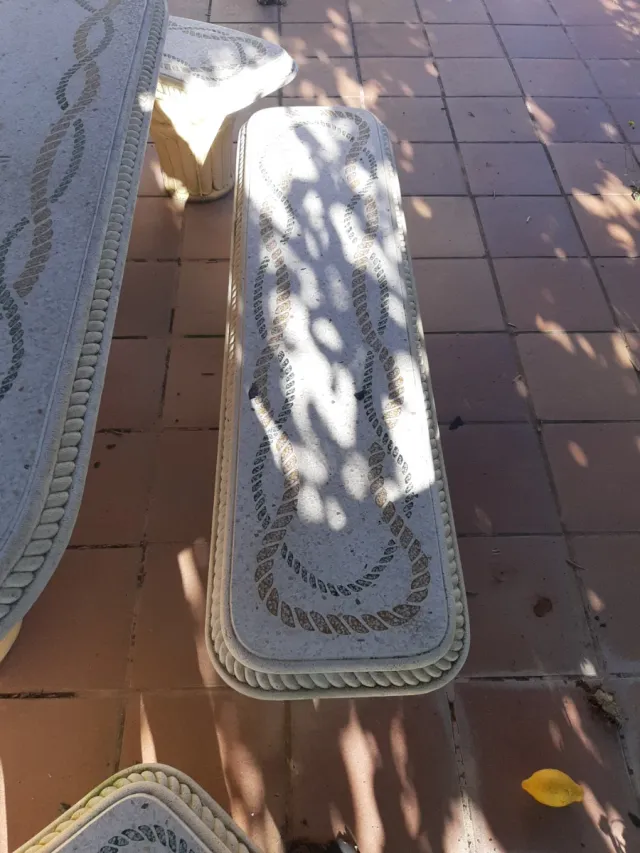 Mesa y bancos de piedra exterior preciosa