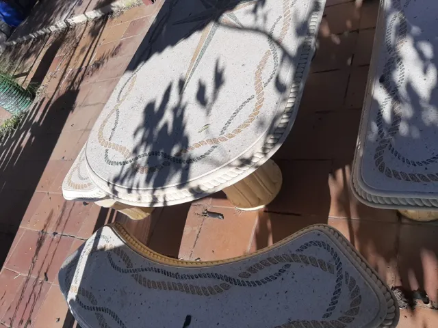 Mesa y bancos de piedra exterior preciosa