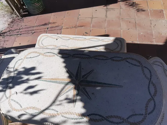 Mesa y bancos de piedra exterior preciosa