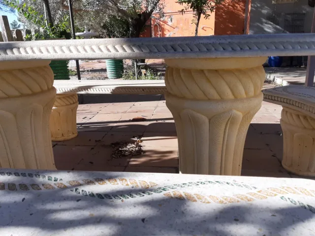 Mesa y bancos de piedra exterior preciosa