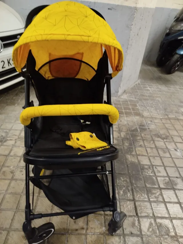 Carro de bebé amarillo y negro