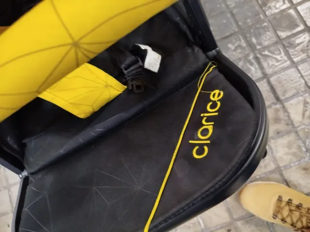 Carro de bebé amarillo y negro