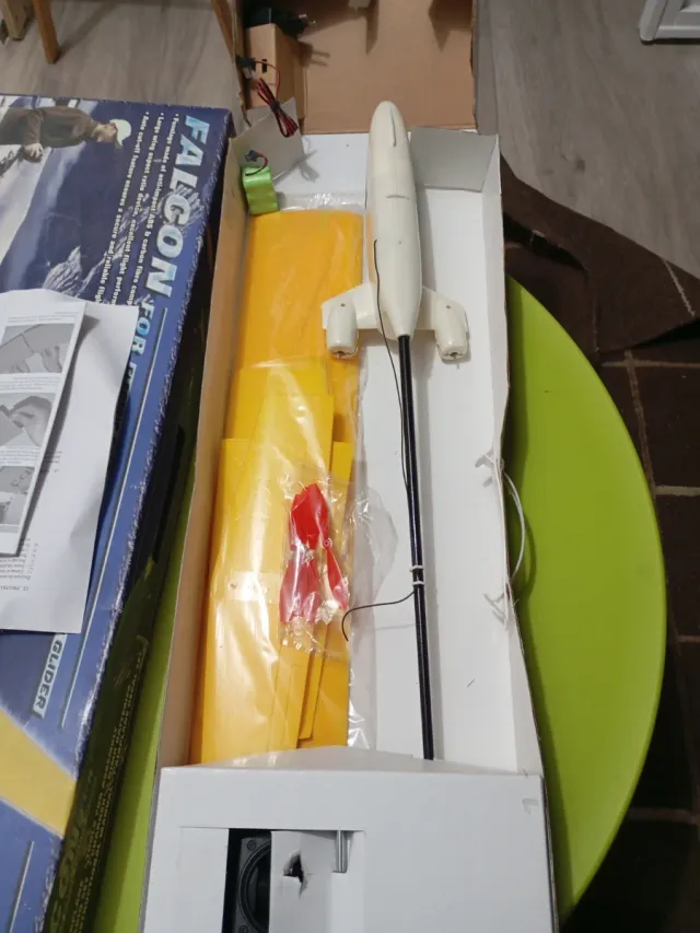 Avión teledirigido Falcon RC