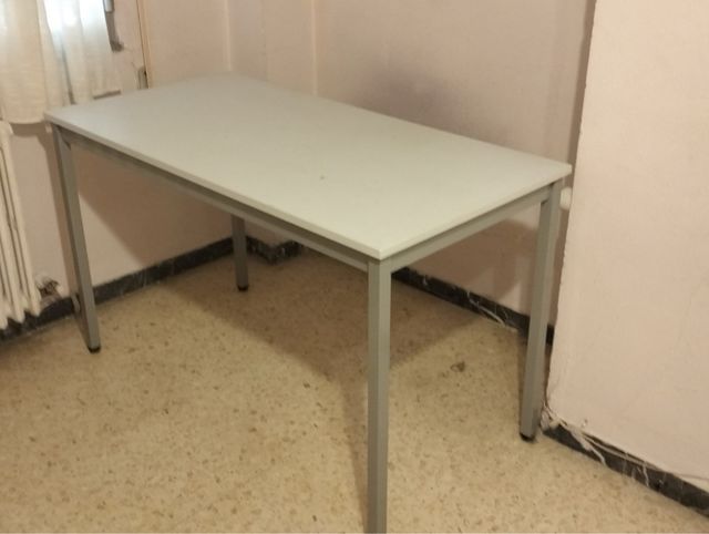Mesa de escritorio Última semana por vaciar piso