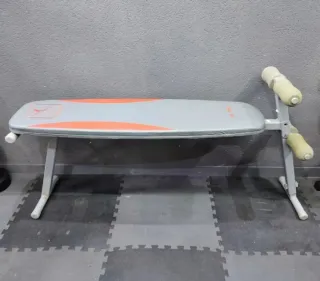 Banco de abdominales y pesas