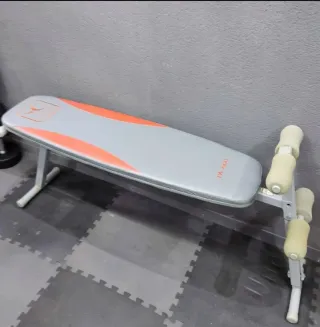 Banco de abdominales y pesas