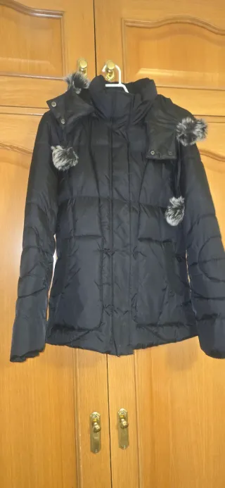 Chaquetón negro con capucha y pompón