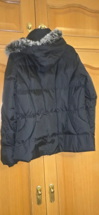 Chaquetón negro con capucha y pompón