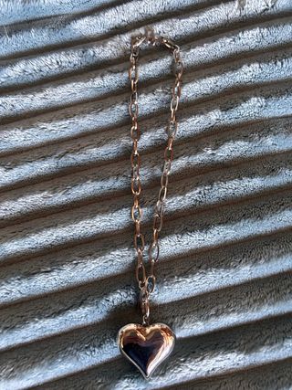 Collar con colgante de corazón plateado