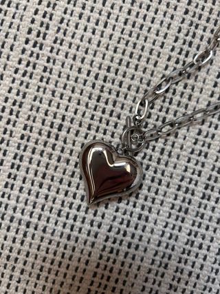 Collar con colgante de corazón plateado