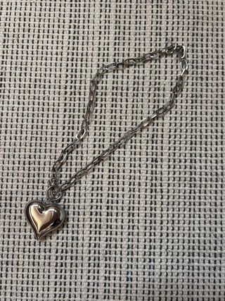 Collar con colgante de corazón plateado