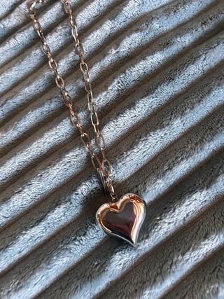 Collar con colgante de corazón plateado