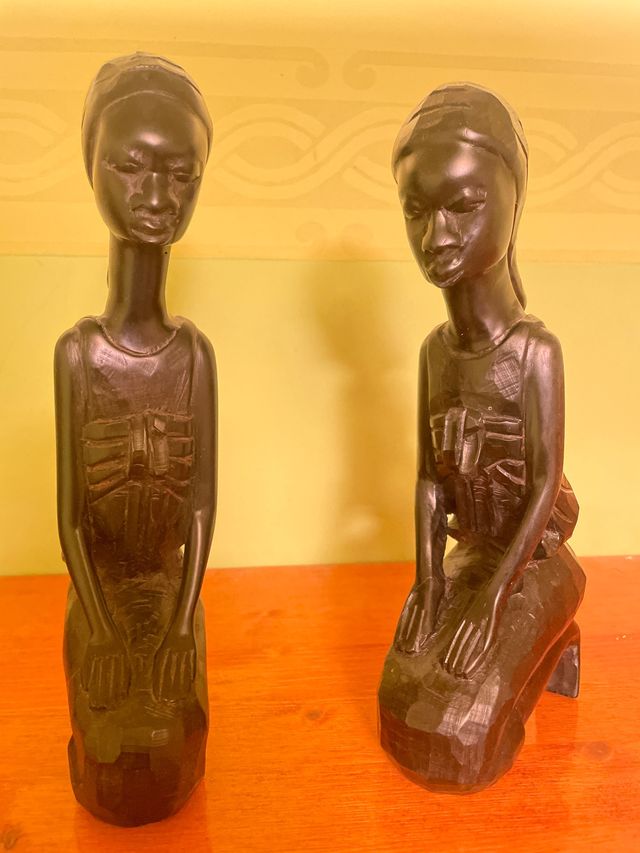 Figuras madera ébano oscuras