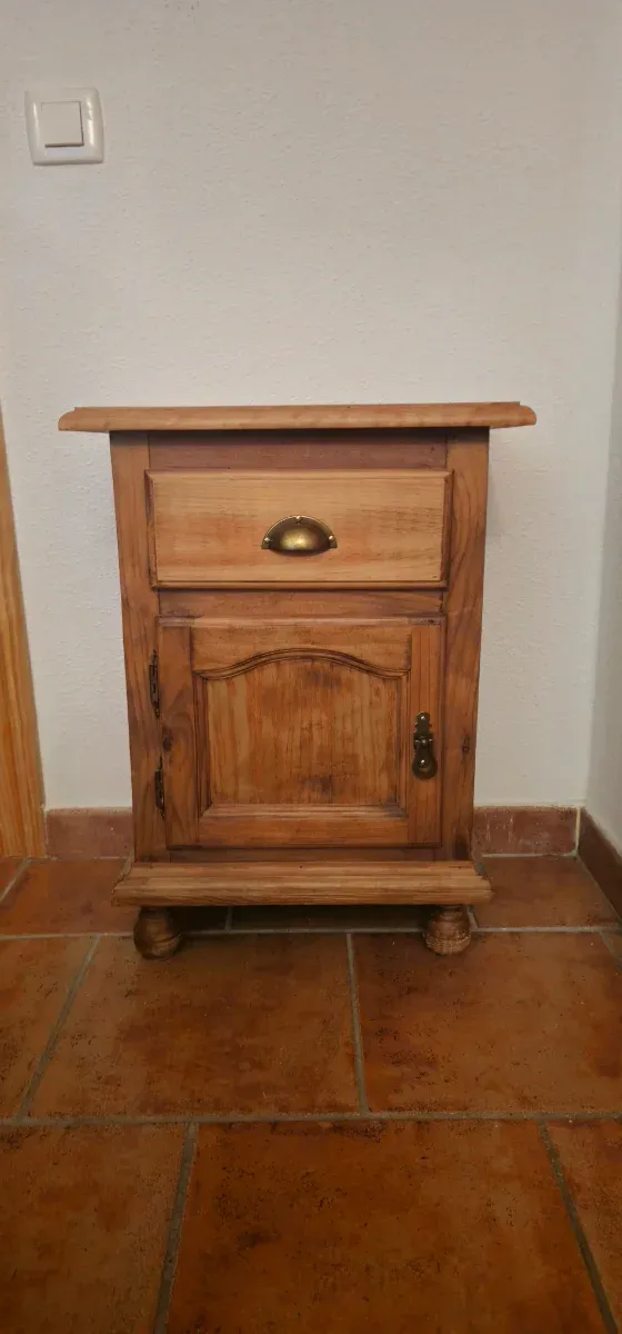 Mesilla de madera rústica