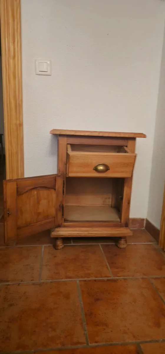 Mesilla de madera rústica