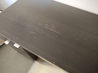 Mesa de escritorio oscura con cajones