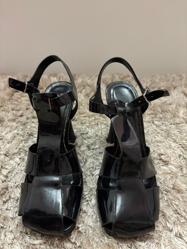 Tacones negros charol