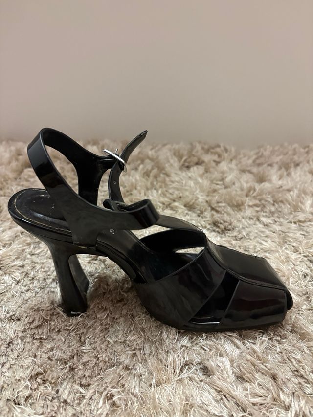 Tacones negros charol