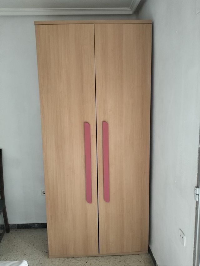 Armario de madera con tiradores rosas